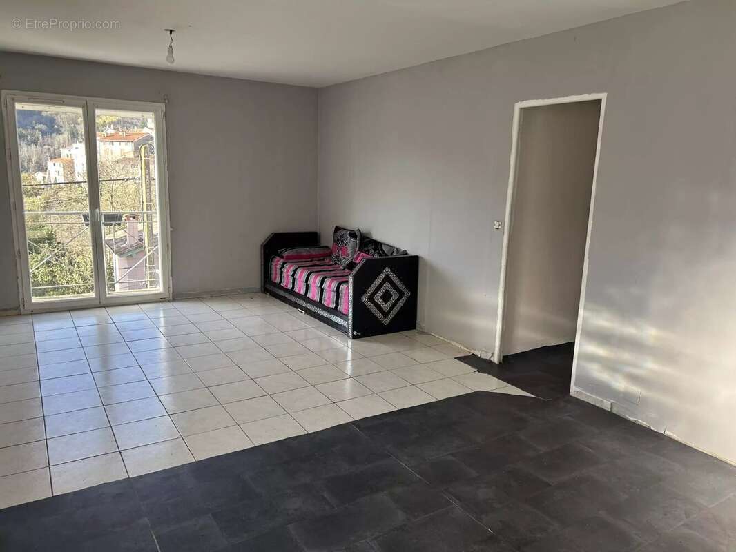 Appartement à SAINT-LAURENT-DE-CERDANS