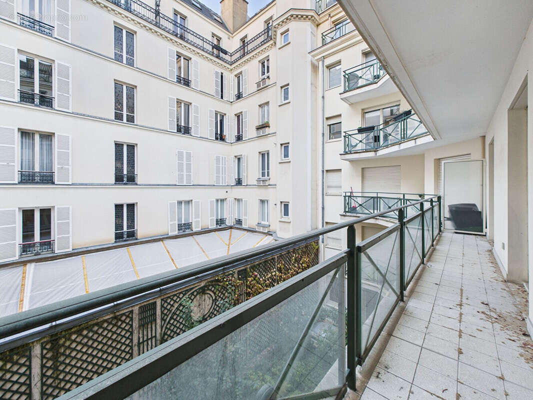 Appartement à PARIS-17E
