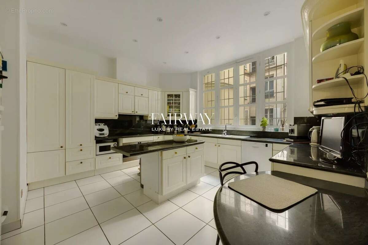 Appartement à PARIS-17E