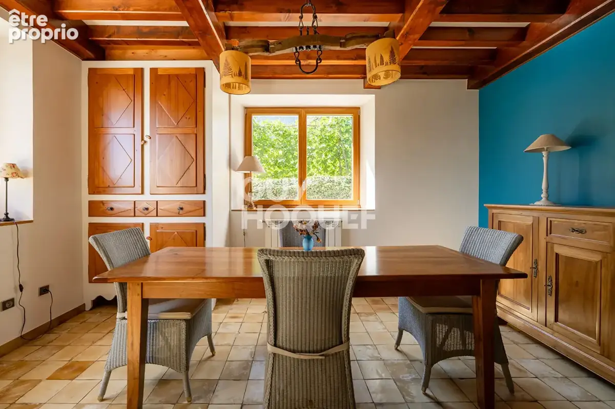 Maison de caractère de 228,4 m² - DPE E - Six chambres, dépendances et vue sur les montagnes - photo 5