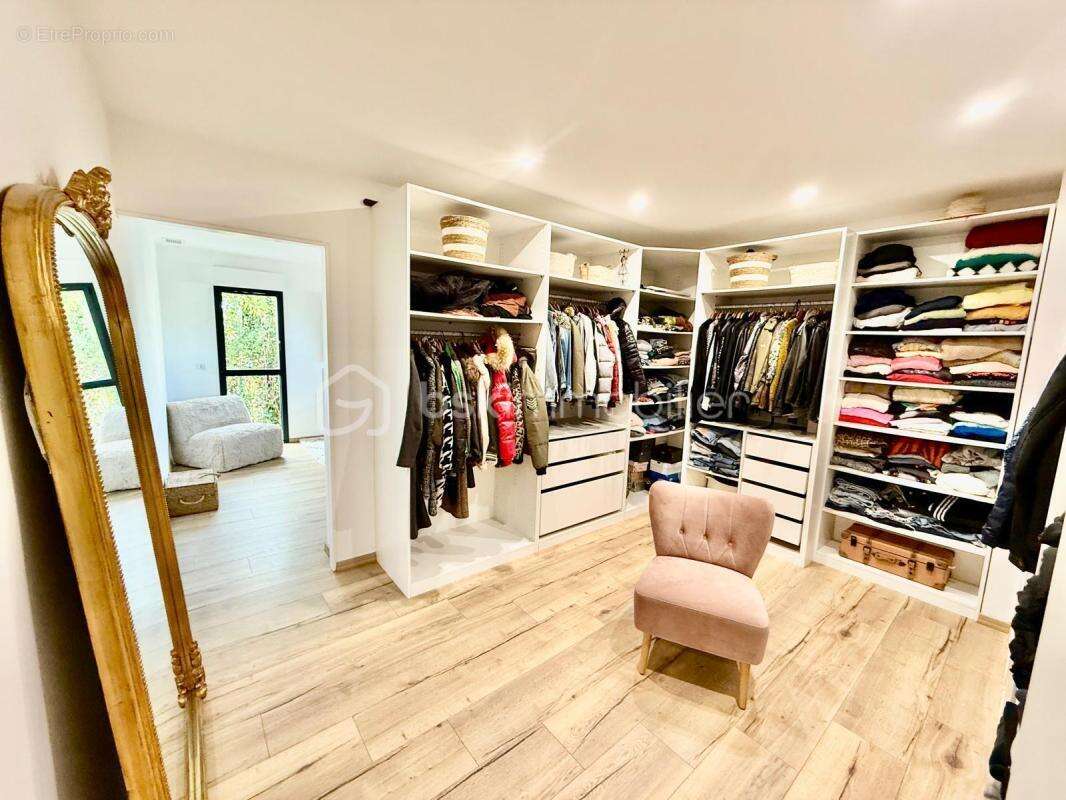 Magnifique propriété style loft de 293 m² sur un terrain de 1 360 m² à Lons - photo 6