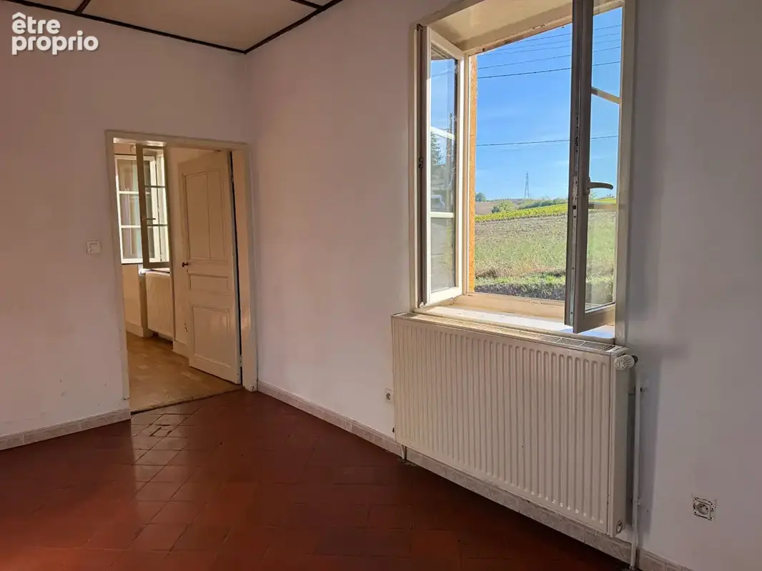 Saint Germain Nuelles - Maison en pierres à rénover avec cour et dépendances - photo 5
