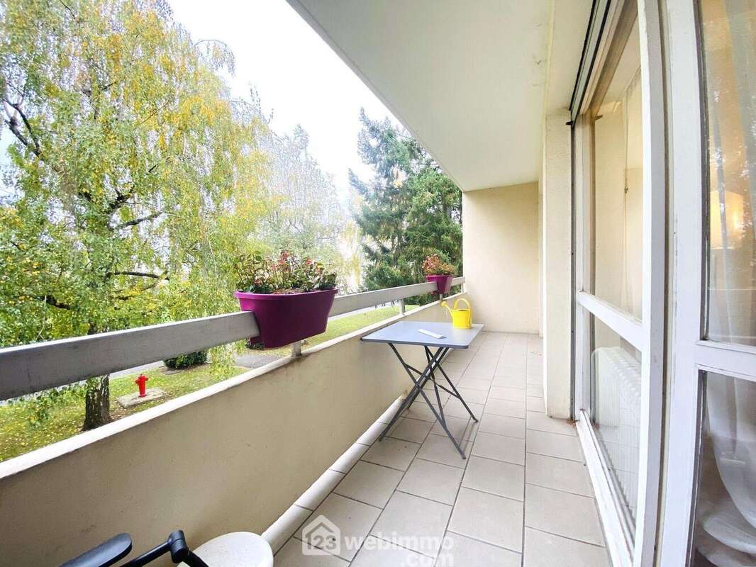 ... avec accès au balcon. - Appartement à RIS-ORANGIS