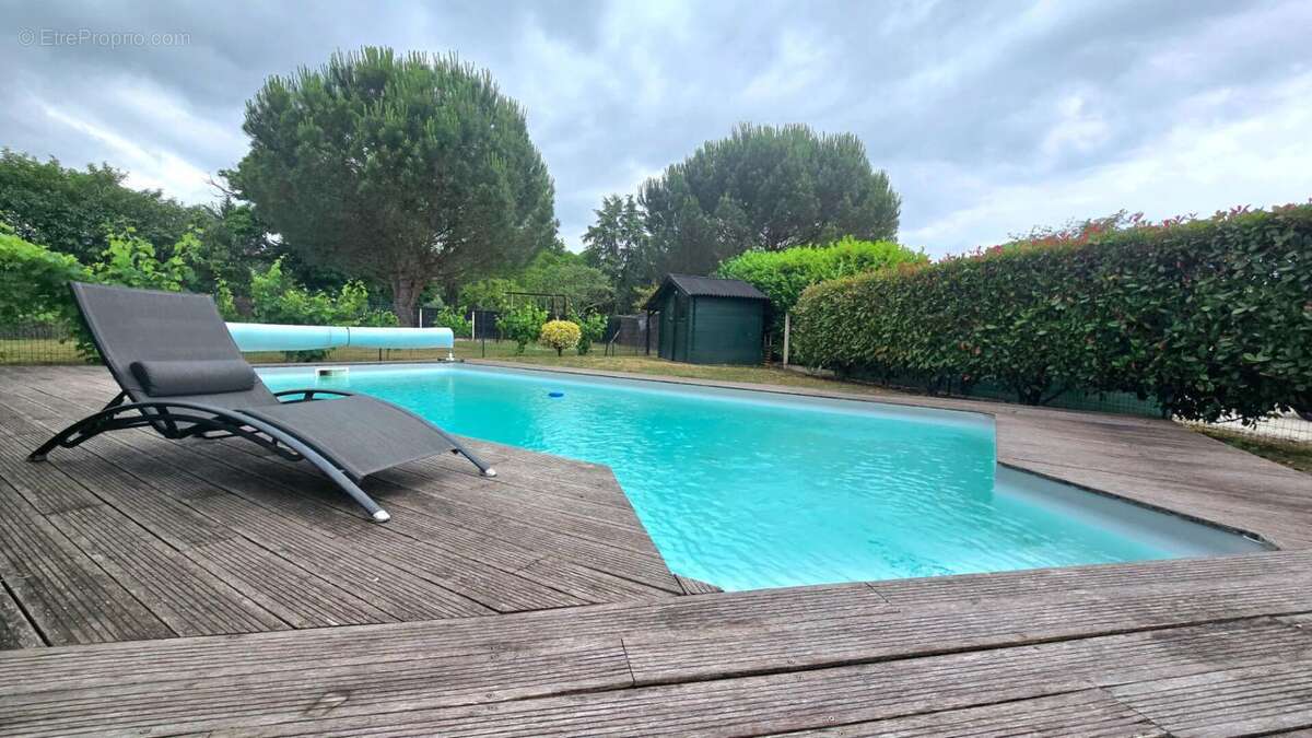 Maison récente aux prestations soignées avec piscine dans un environnement résidentiel recherché - photo 2