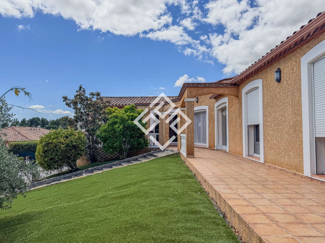 Villa de prestige avec piscine et dépendance. - photo 16