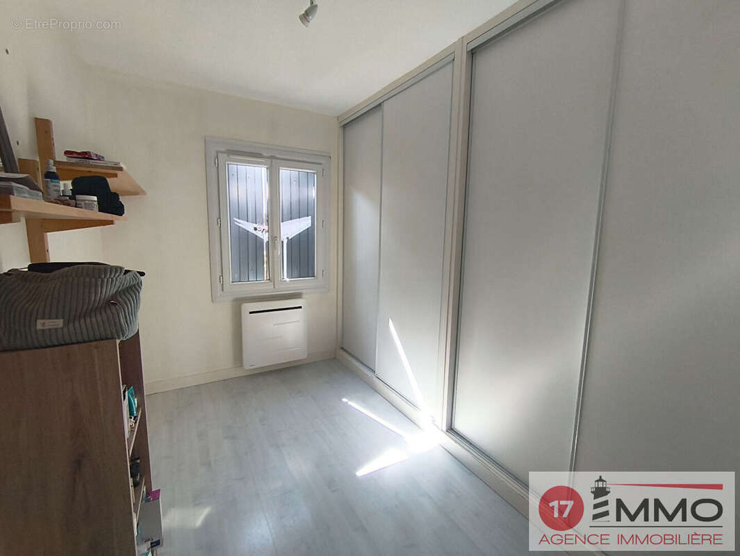 Maison familiale avec piscine, double garage et nombreuses dépendances - photo 11