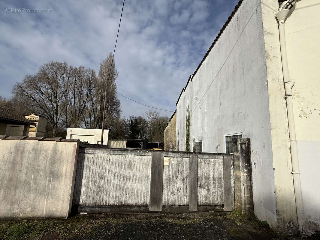 Commerce à SAINT-JEAN-D'ANGELY