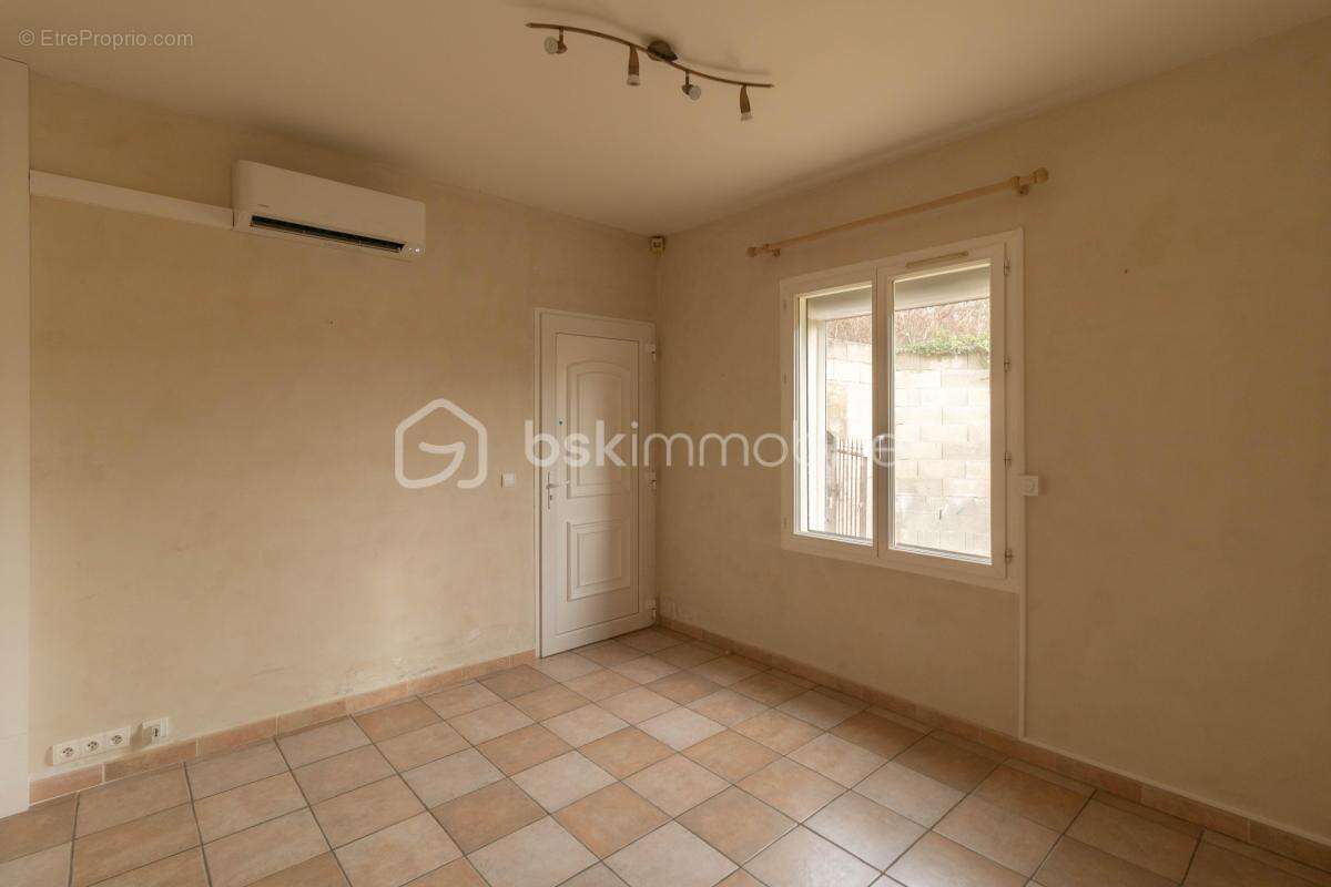 Belle villa de plain-pied avec annexes et piscine - photo 20
