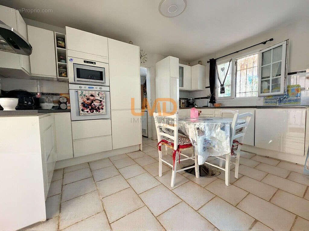 Propriété de 265 m², piscine, logements indépendants à Tourrette - photo 11
