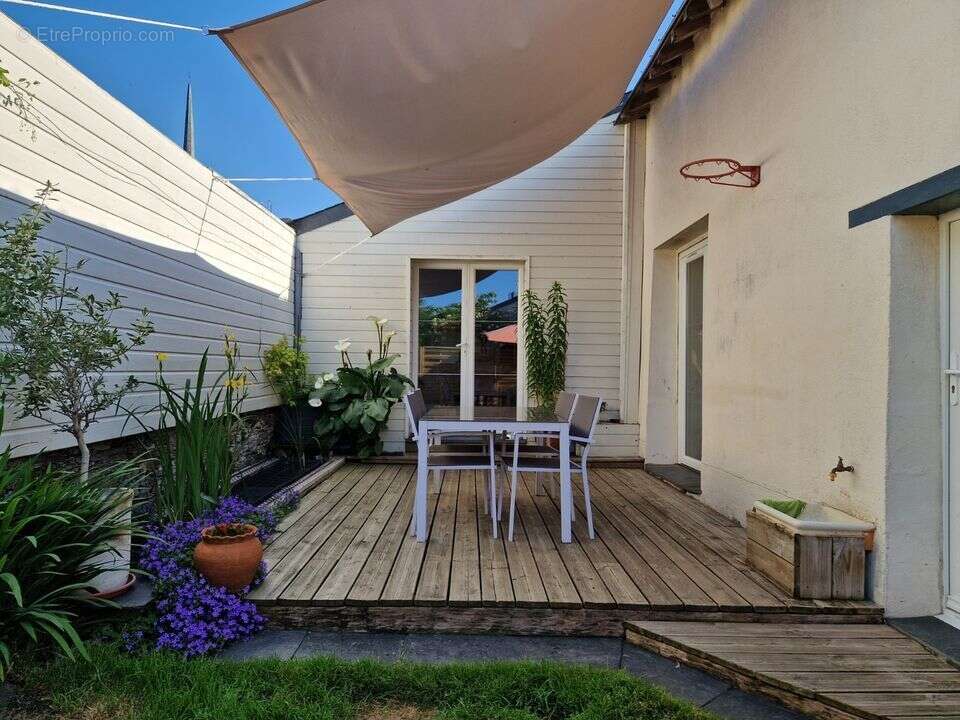 MAISON LA POUEZE AVEC EXTERIEUR - Maison à LA POUEZE