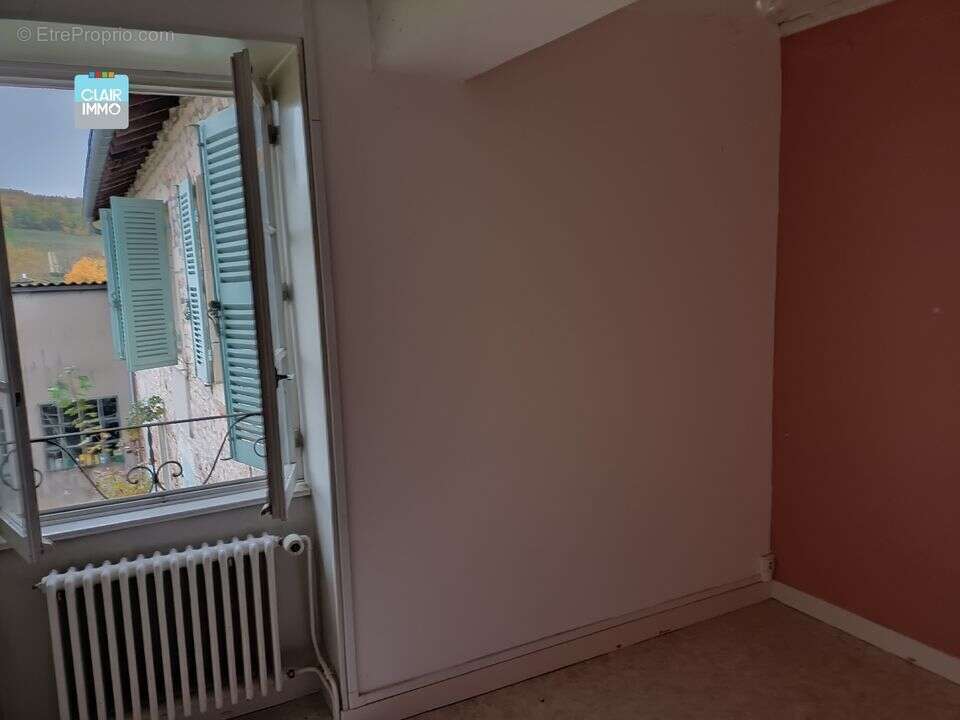 A AZE PROCHE MACON EN BOURGOGNE ENSEMBLE IMMOBILIER 6 PIECES DE - Maison à AZE