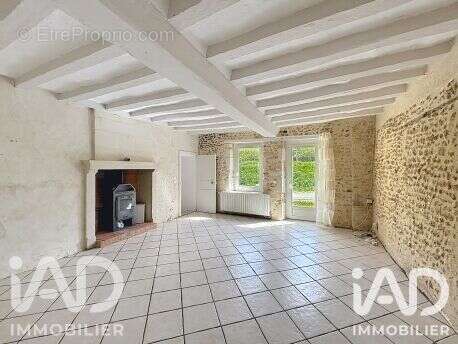 Maison 210 m² à Saint-Jean-De-La-Motte  - photo 2