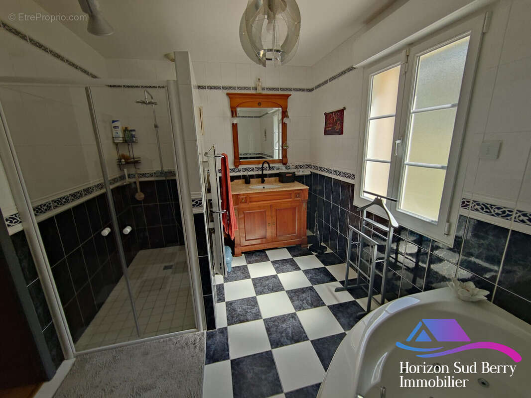 Salle de bains suite parentale - Maison à MONTGIVRAY