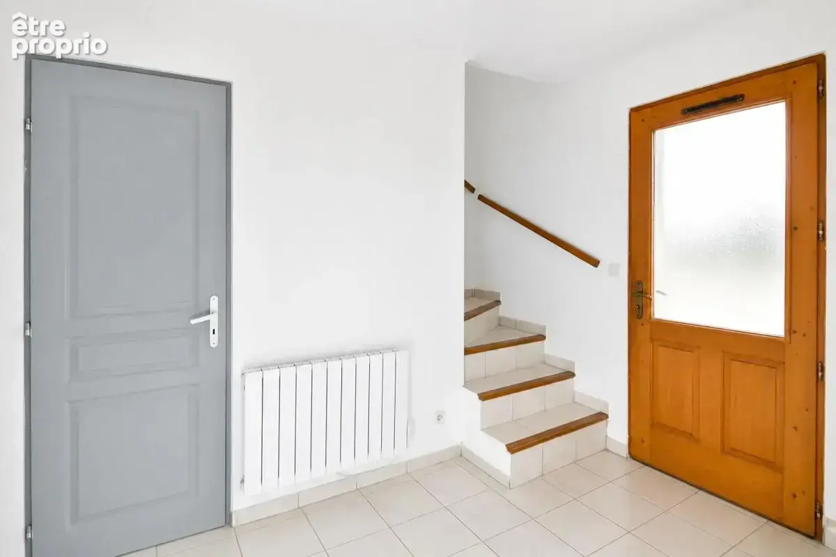 Maison lumineuse avec jardin à Saint-Julien-les-Rosiers - photo 9