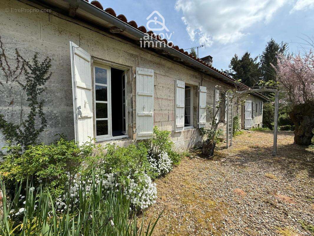 Maison à CHARMANT