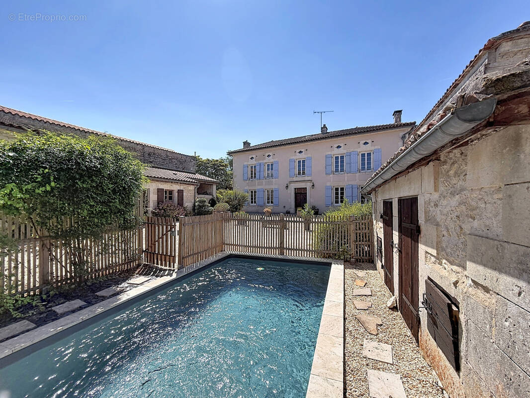 Maison à MONTIGNAC-CHARENTE