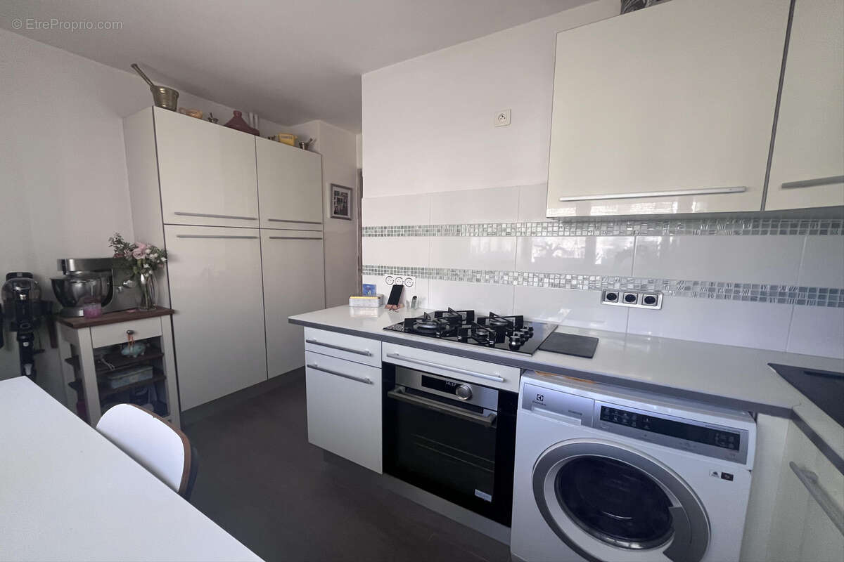 Appartement T3 avec balcon, place de paking et cave . Désirée Clary 13003 Marseille - Appartement à MARSEILLE-3E