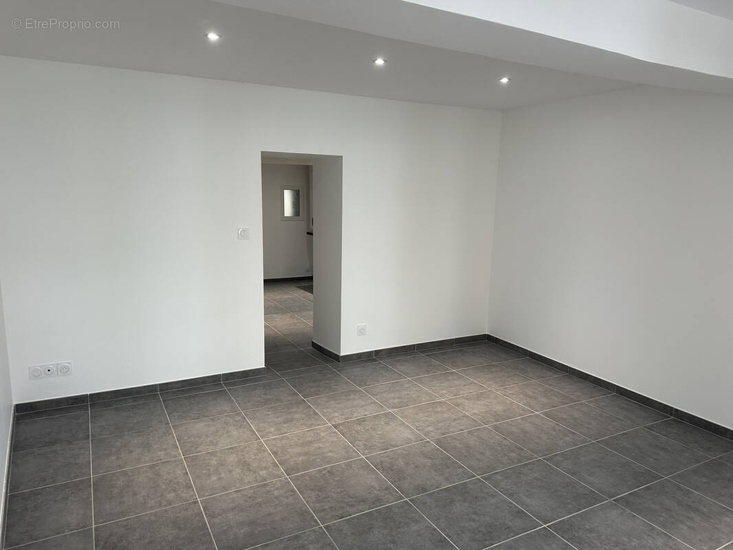 Maison à LA ROCHE-CHALAIS