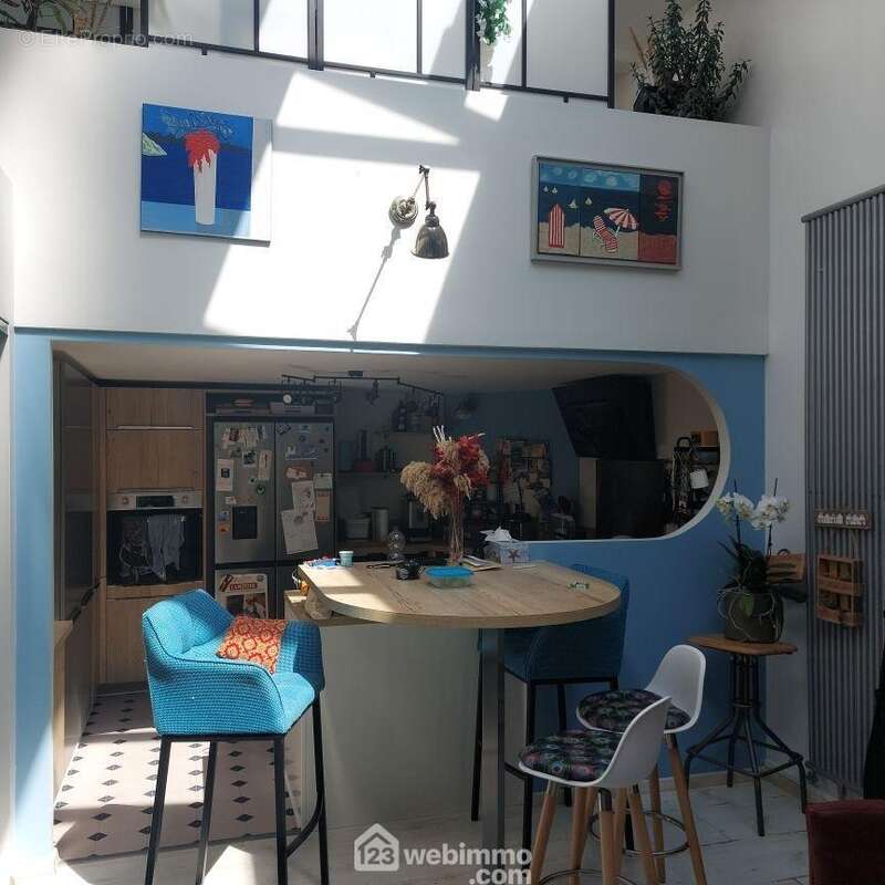 Avec la cuisine ouverte, aménagée et équipée. - Appartement à CAEN