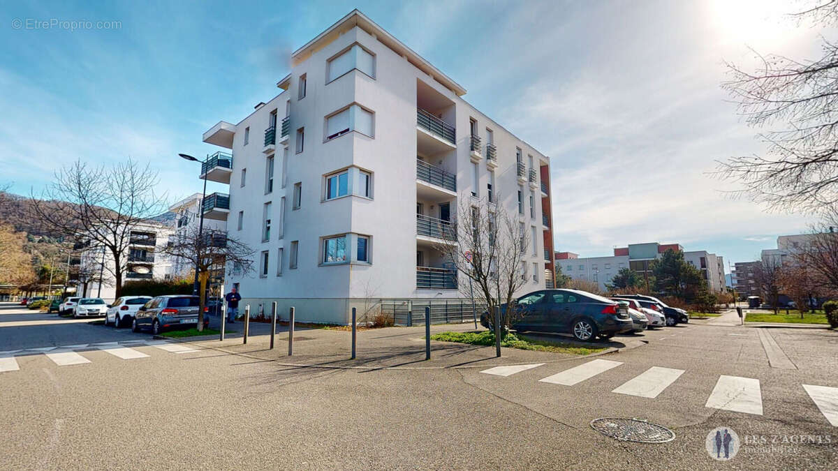 Appartement à SAINT-MARTIN-D'HERES