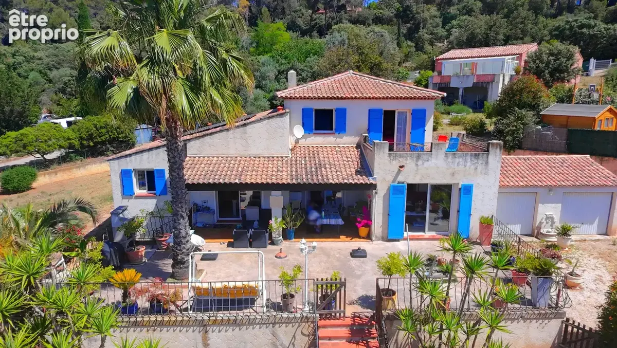 Villa sur un terrain de 2200 m2 avec garages et piscine - photo 2