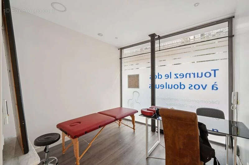 Commerce à PARIS-8E