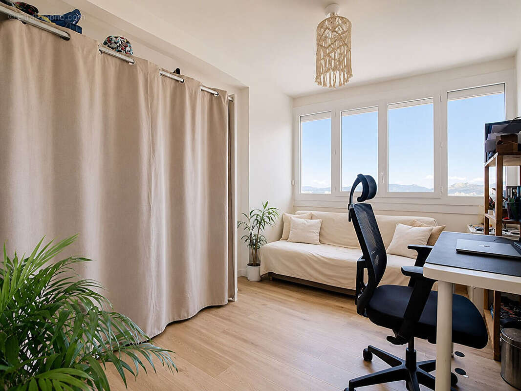 Vue PANORAMIQUE IMPRENABLE  : Appartement T3 à vendre au 12ème étage à Marseille - Quartier Michelet - photo 12