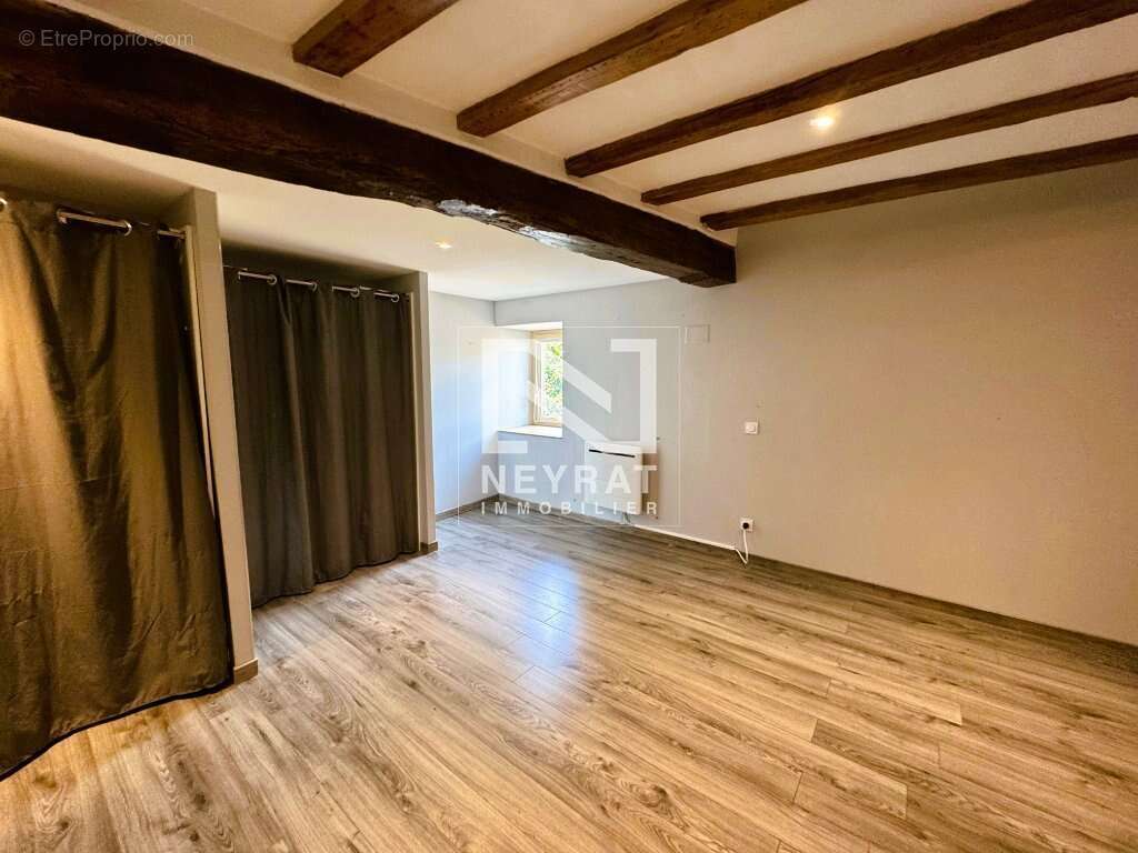 Une maison en pierre pleine de charme, avec sa terrasse suspendue, son jardin intime et ses nombreuses dépendances - photo 4