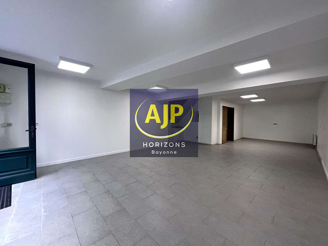 BAYONNE - Mur/ local commercial libre - photo 2