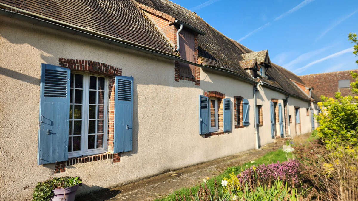 Maison à TREMBLAY-LES-VILLAGES