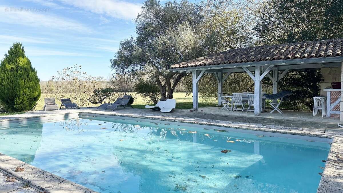 Propriete de type t8 de 292 m2 + 2 dependances + piscine + 3 garages - photo 28