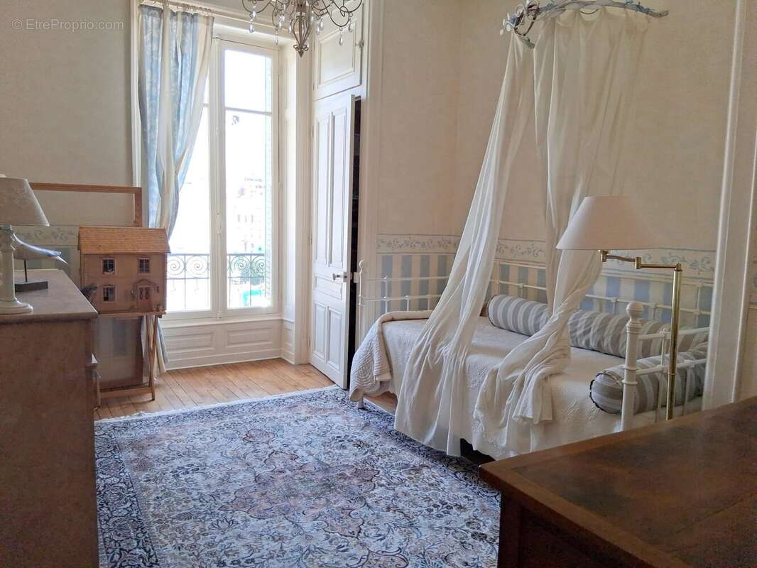 Élégance haussmannienne et beaux volumes en plein cœur de Saint-Claude ! - photo 10