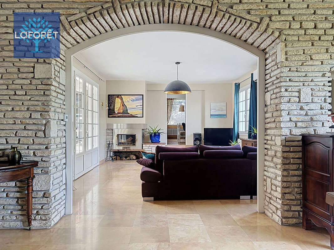 Villa familiale de 216 m² avec piscine, 180m²  de sous-sol complet et espace professionnel - photo 4