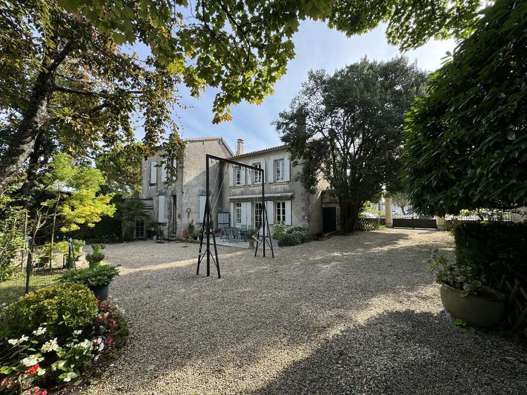 Maison 407 m² à Barbezieux-Saint-Hilaire  - photo 18
