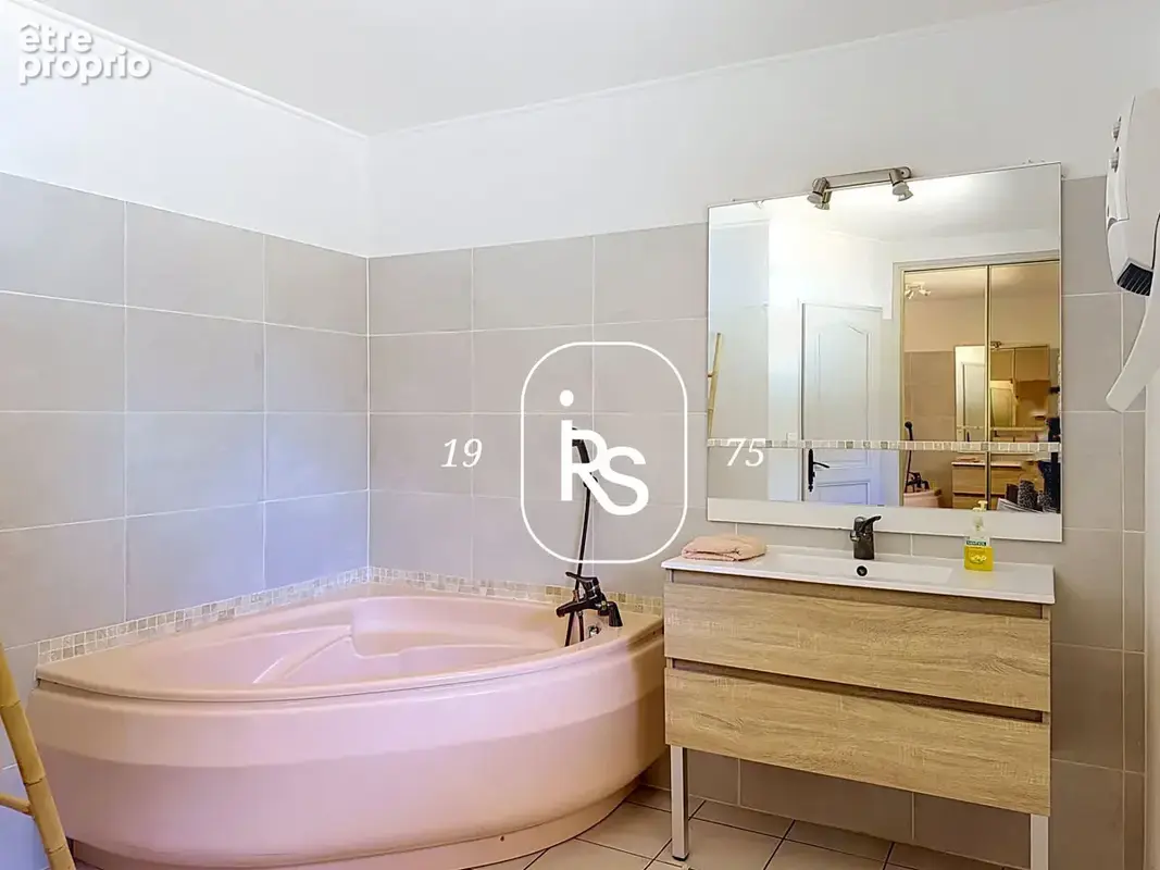Dans un cadre privilégié, une élégante villa de 170 m2 habitables, des dépendances, une piscine et 4220 m2 de - photo 13