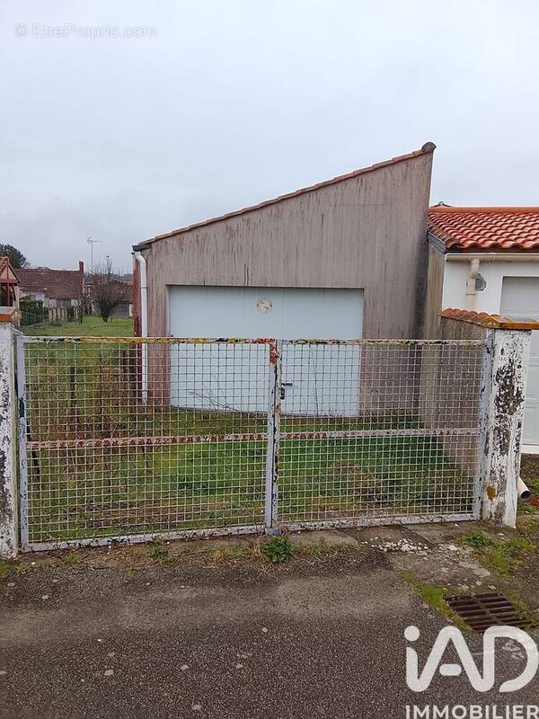 Photo 1 - Parking à AVRILLE