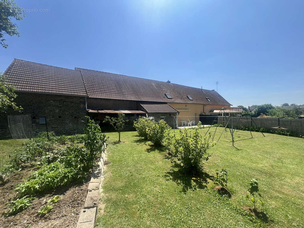 Maison à VENDENESSE-LES-CHAROLLES