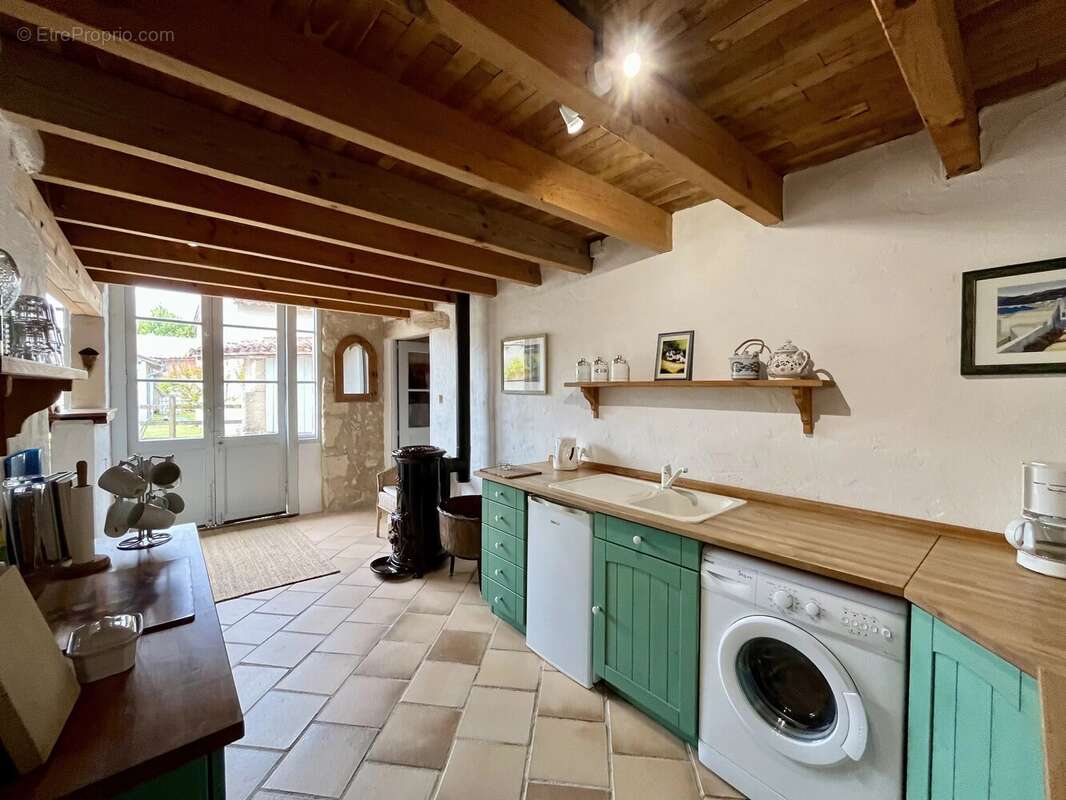 Propriété en pierre en excellent état, à proximité des commerces - photo 14