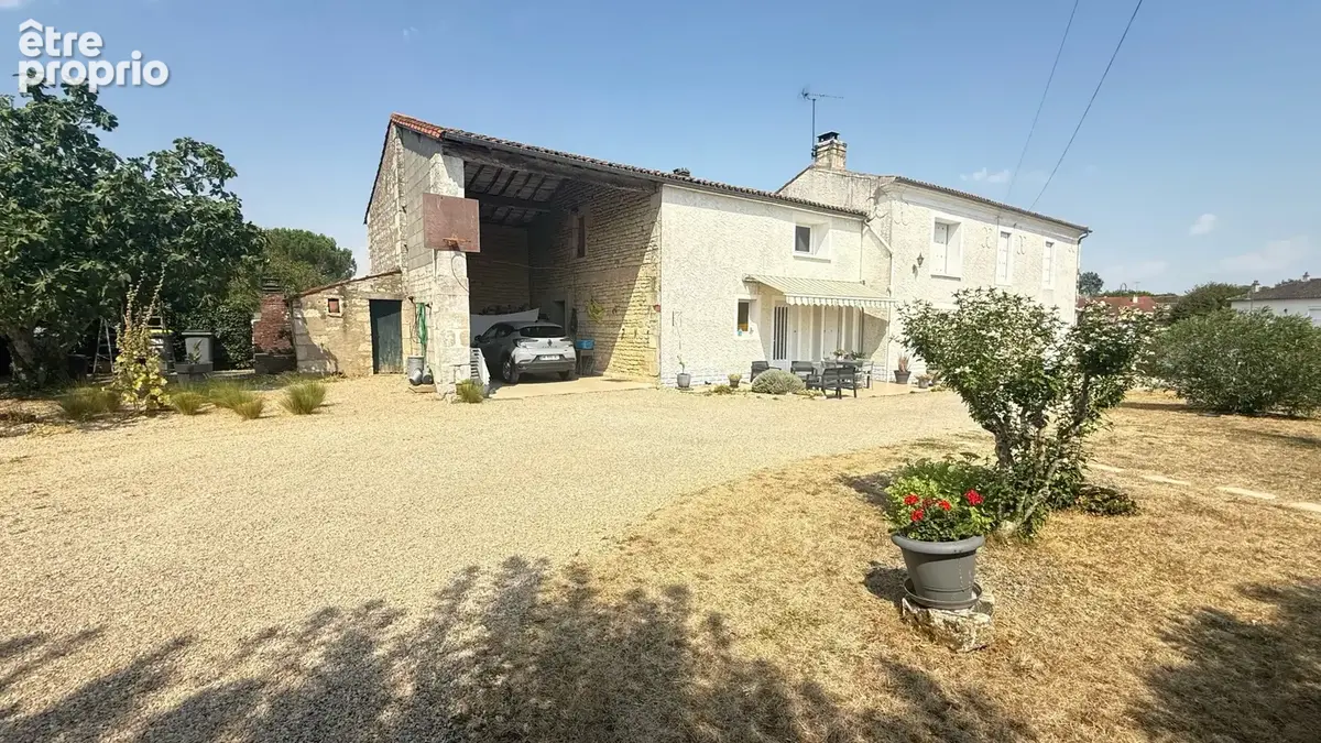 Maison en pierre centre bourg de coulon - photo 1