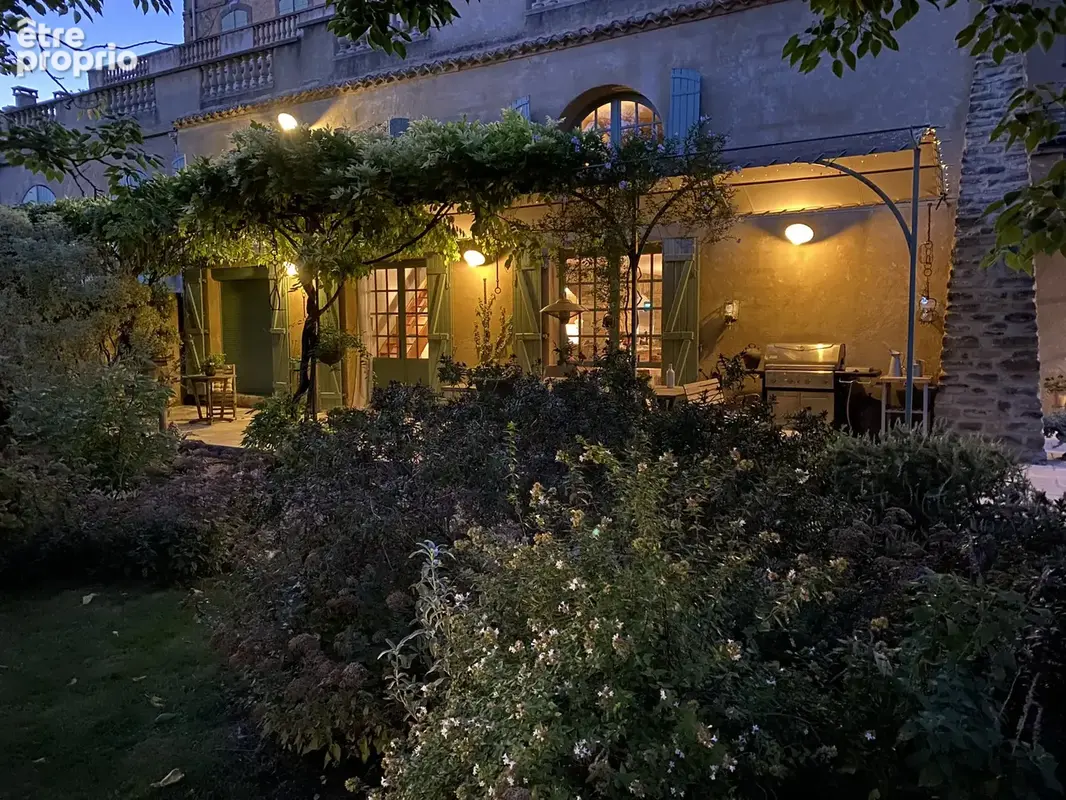 Dans un Domaine fortifiée médiéval, maison en pierres avec 249m2 habitables avec jardin privatif et paysagé - photo 13