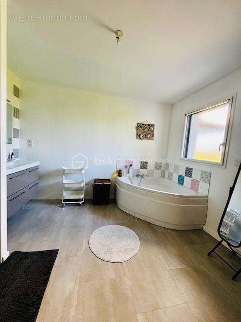 Maison contemporaine (2015) de plain-pied – 257 m² – Terrain 3 456 m² avec piscine – Barro (16) - photo 15