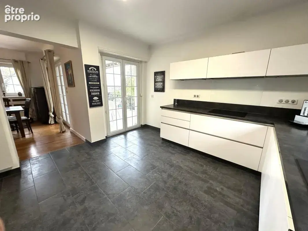 PFASTATT – grande villa avec piscine extérieure et appartement en rez-de-jardin - photo 6