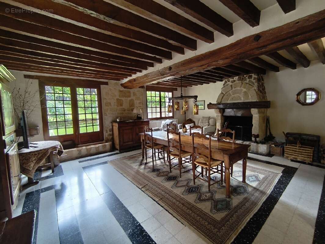 Maison à VALLANGOUJARD
