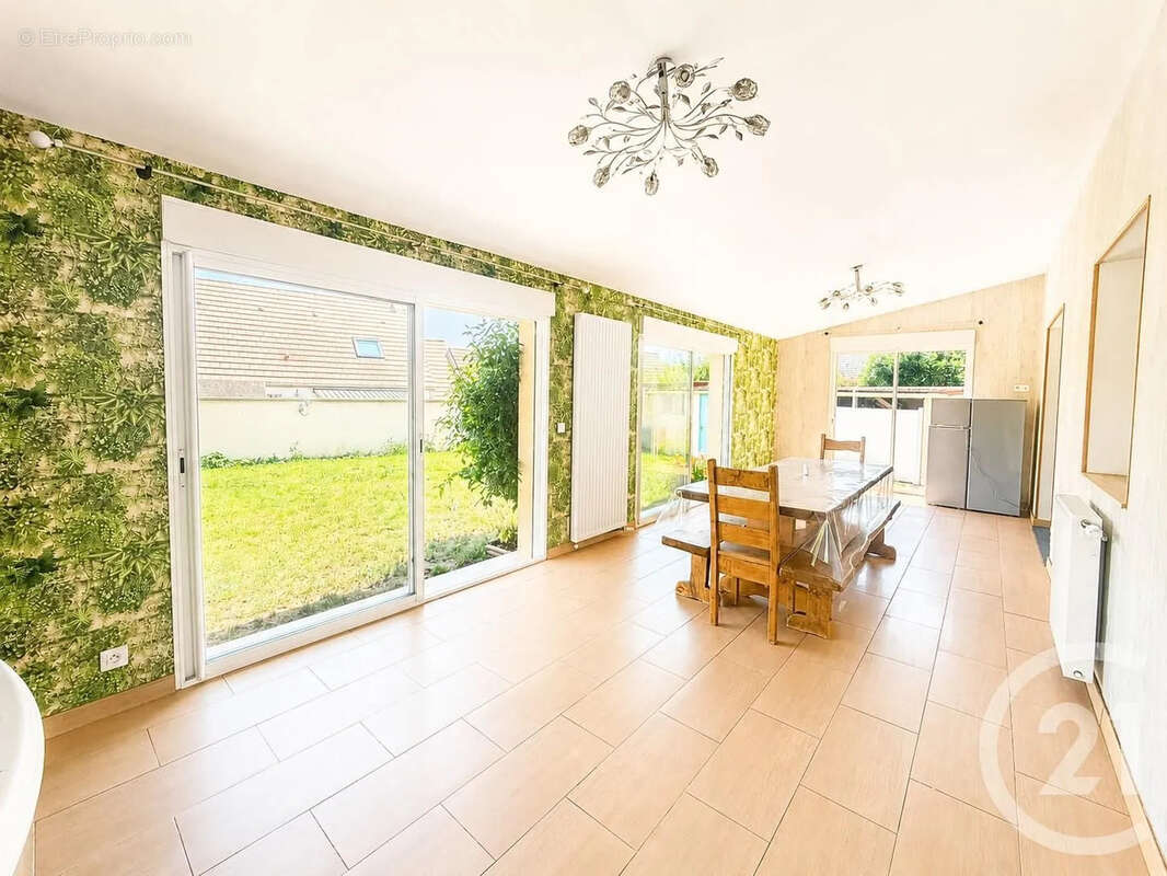 Maison 173 m² à Saint-Mard  - photo 4