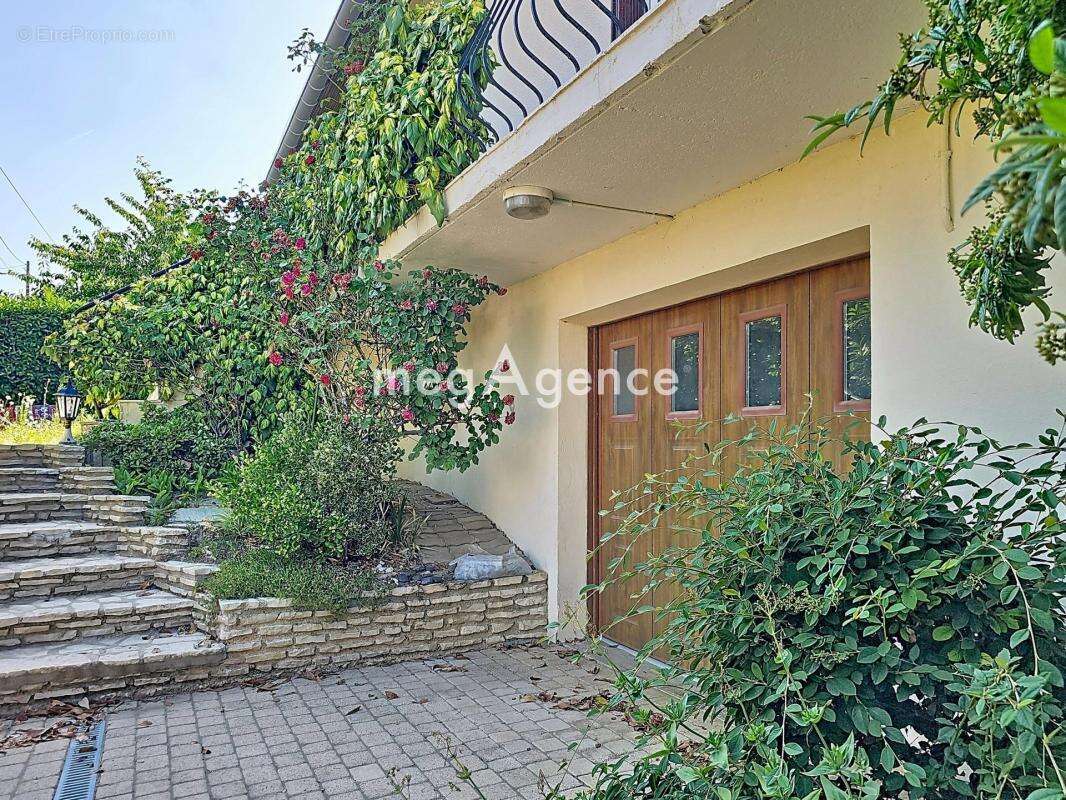 Maison familiale a bouafle avec sous sol total et jardin - photo 2