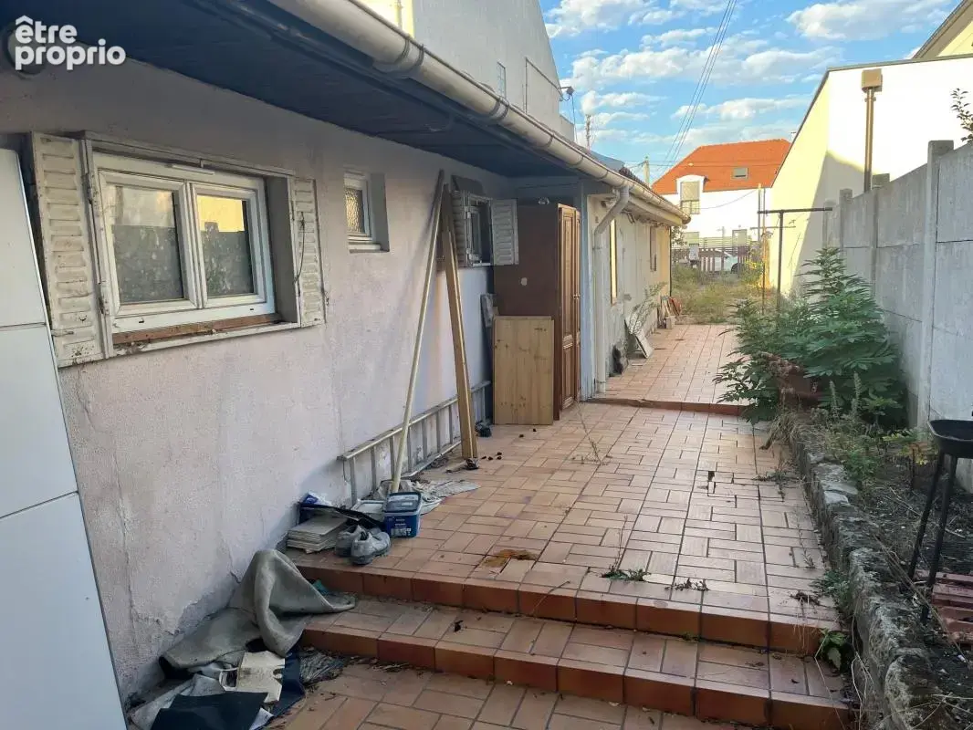 Maison à rénover en fond de parcelle de 240m² de terrain. Idéalement située à moins de 10 minutes à pied de la gare, cette maiso - photo 5