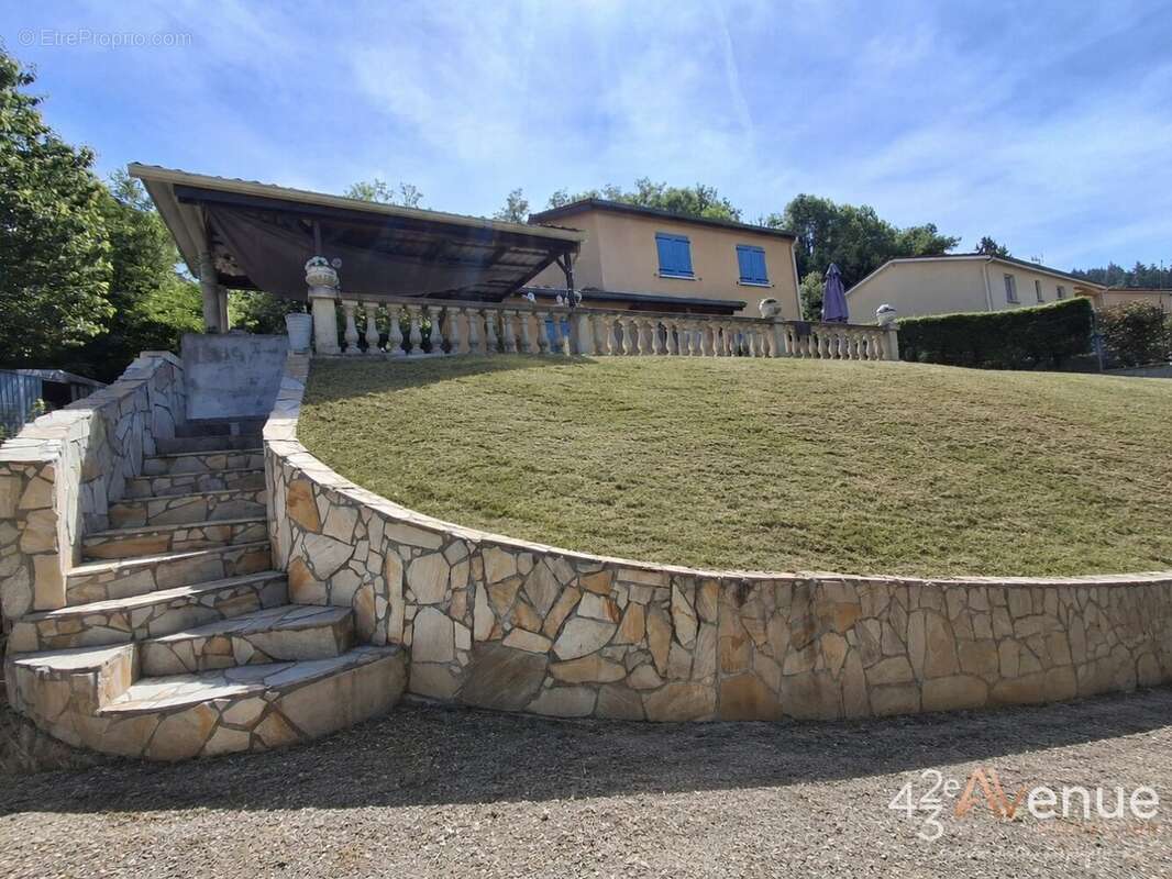 Maison à LE CHAMBON-FEUGEROLLES