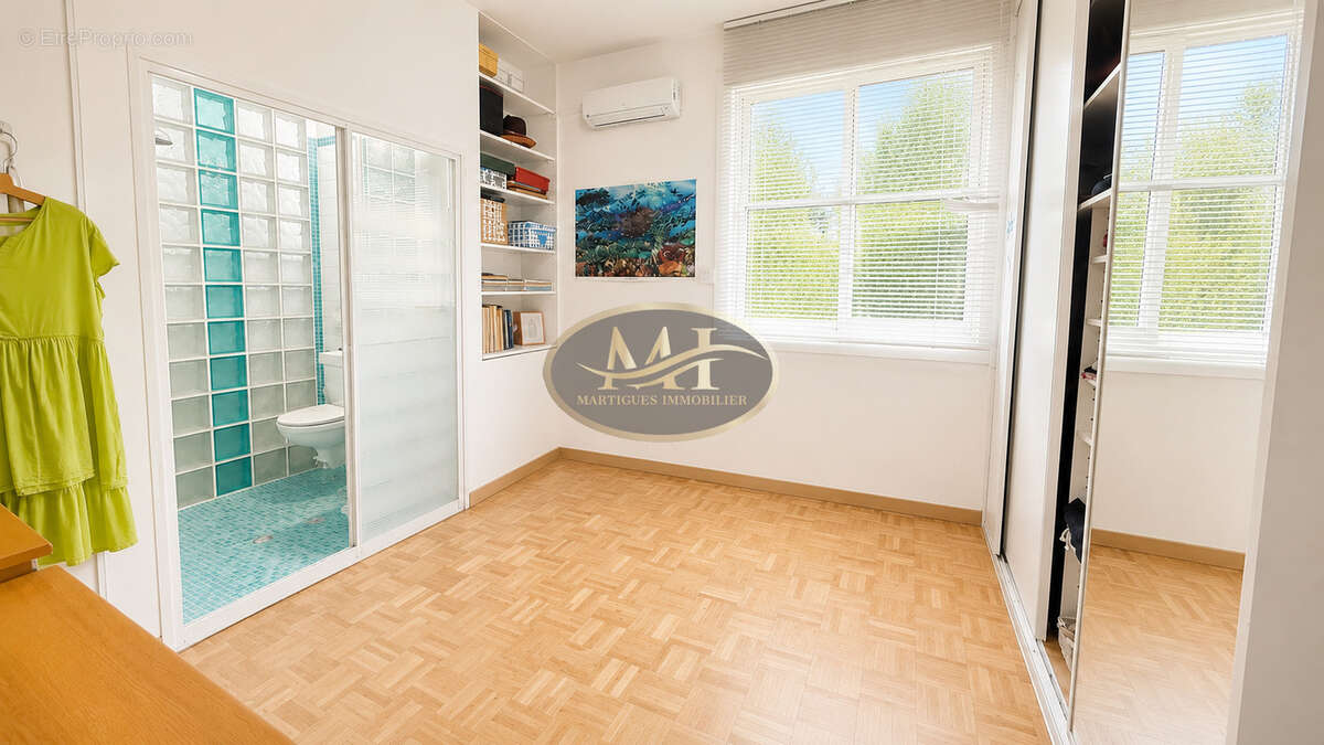 Maison familiale T5   134,5 m2   Dépendance / Studio - Martigues - photo 9