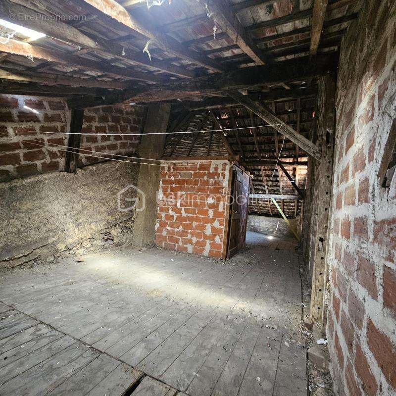 FLEURANCE — CŒUR DE VILLE Maison de ville de 114m2 traversante avec cour et appentis — A rénover. Fort potentiel - photo 15