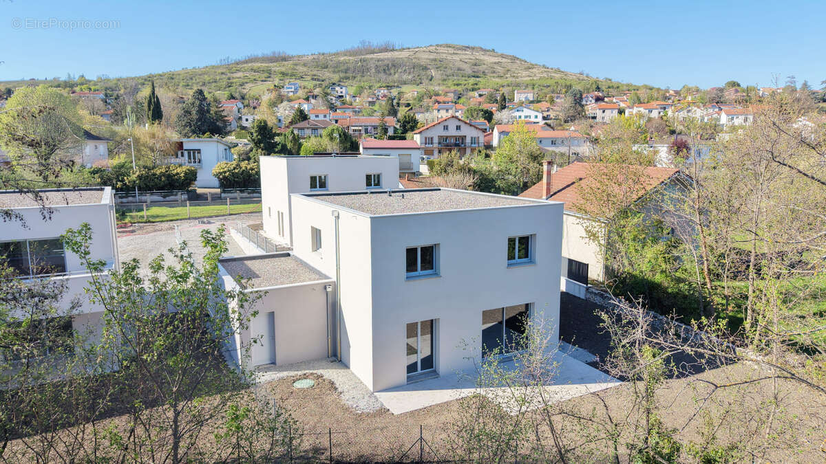 Maison à LES MARTRES-DE-VEYRE